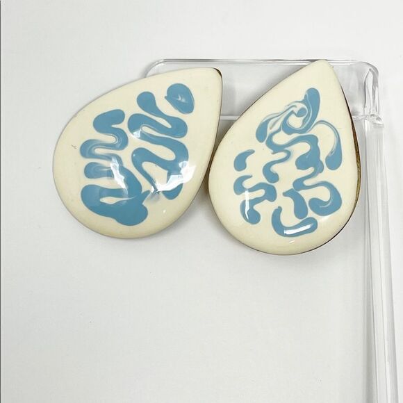 Vintage Costume Jewelry Metal Teardrop Shape Cream w/Blue Squiggle Lines - Picture 2 of 5